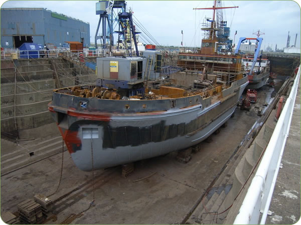 Water jetting to clean ship hull in a dry dock